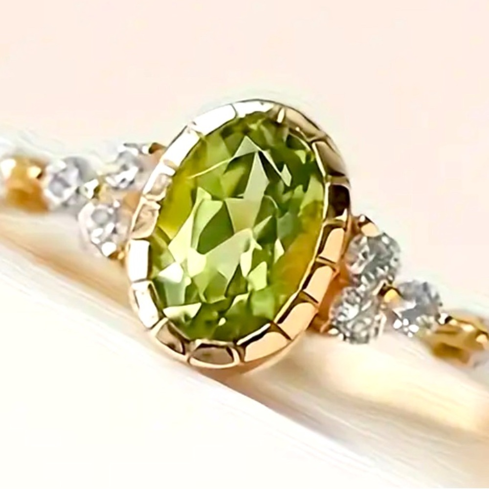 Vintage Style Oval Green Zirconia Ring NWT in 14k gold plating. Sz 9